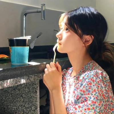高墙、黑色与帅小伙